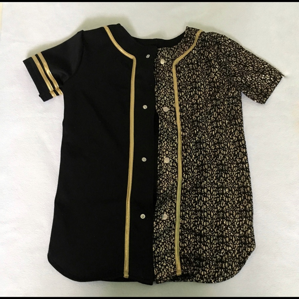 Button up baseball fit shirt.